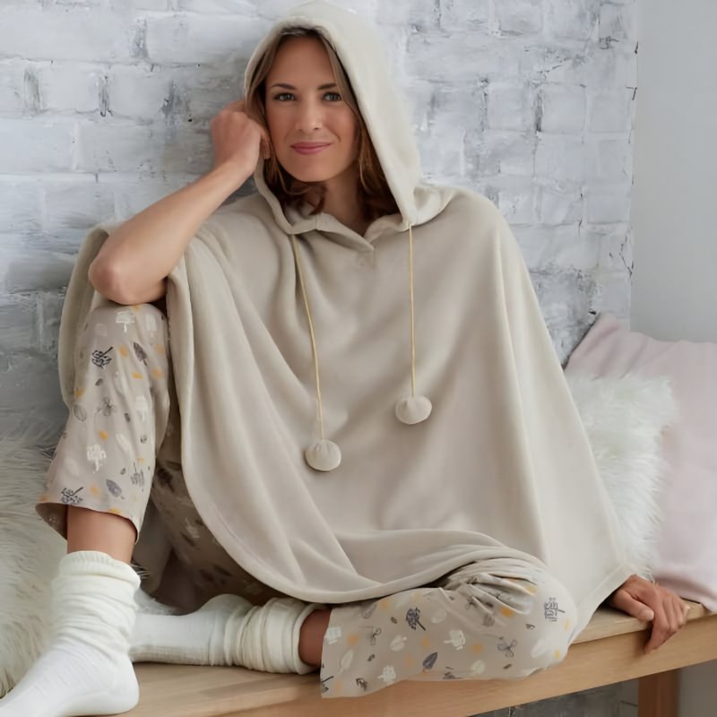 Femme en poncho pyjama beige
