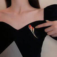 Broche tulipes rouges sur tenue féminine