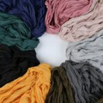 Foulard poncho en coton froissé couleur unie